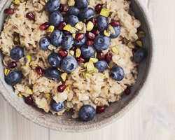 A bowl of oatmeal topped with fruit.